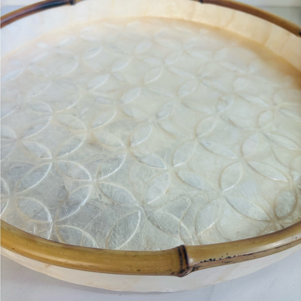 TIRAM CAPIZ AND BAMBOO ROUND TRAY. - Picture 10 of 11